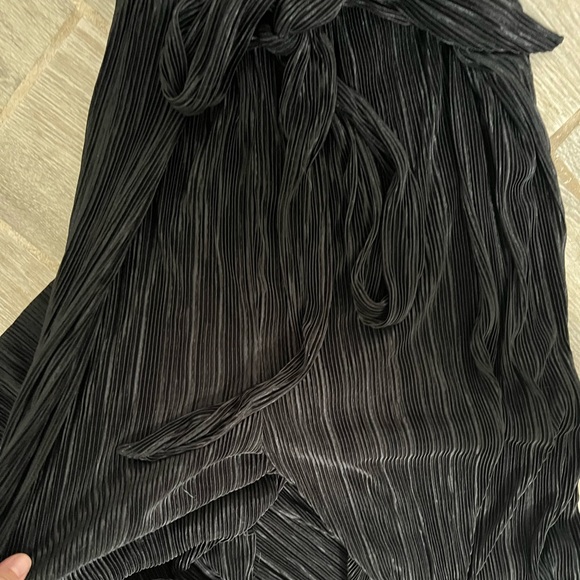 MATERNITY PLISSE WRAP CULOTTE
JUMPSUIT - Picture 3 of 7